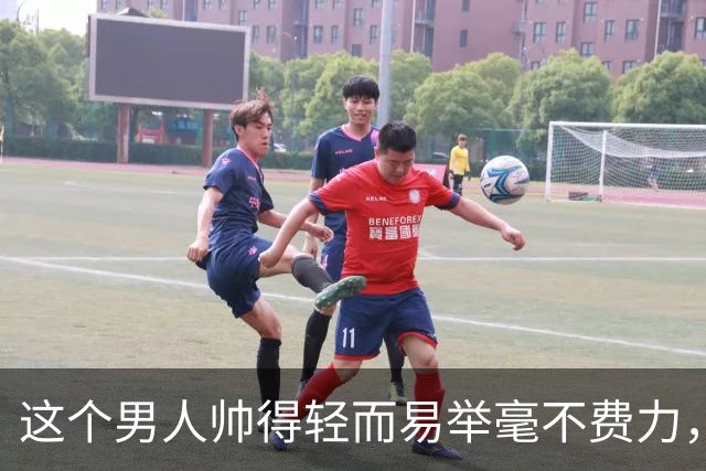 这个男人帅得轻而易举毫不费力，看一眼就心动一万遍，真的太帅了